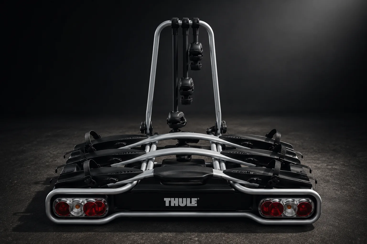 Thule Fahrradträger für drei Fahrräder mit Abklappmechanismus und Beleuchtungsleiste